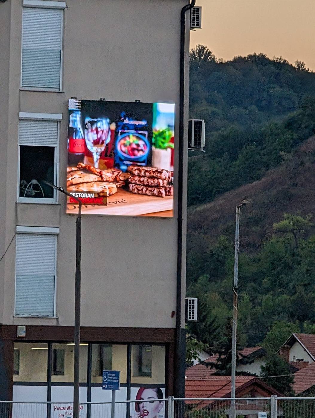 Reklama na LED ekranu - Breza